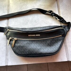 Michaell Kors belt bag black monogram